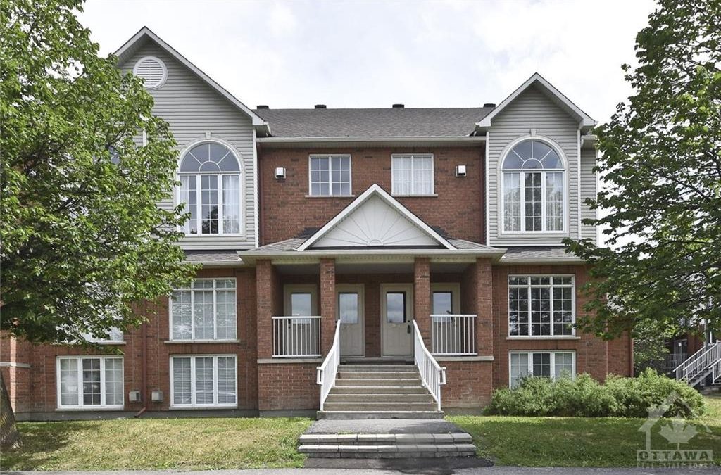 271 Forestglade Cres, Beautiful 2 bedroom 1.5 Bathroom Twnhome.