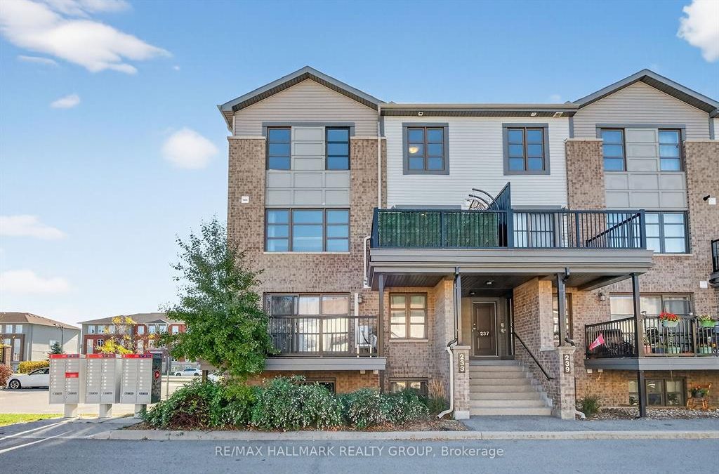 Lovely stacked 2 bedroom, 1.5 bathroom condo